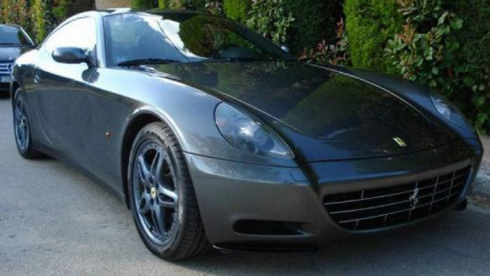 Αυτή η Ferrari 612 Scaglietti είναι μεταχειρισμένη, του 2005 με πολύ λίγα χιλιόμετρα. Αν μπορείτε να αντέξετε την αγορά και τη συντήρησή της, δείτε τη!