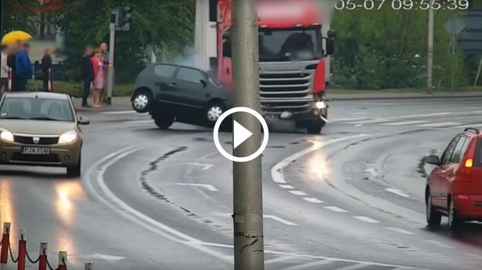 Scania χτυπάει Fiat Seicento και το κάνει «τούρτα» [video]
