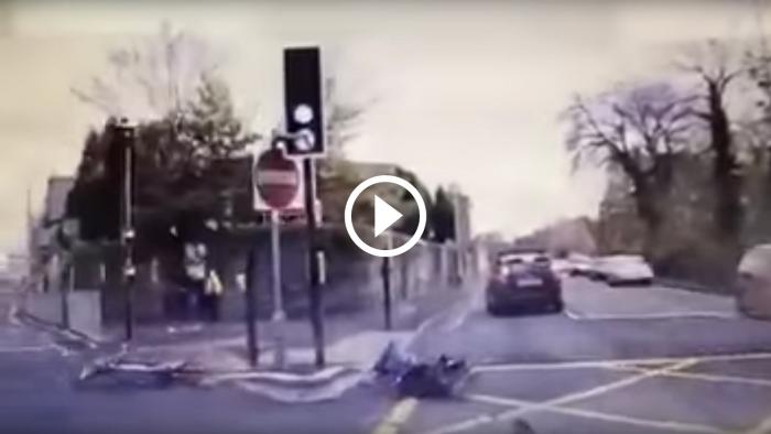 Σοκαριστικό ατύχημα με ποδηλάτη που παραβιάζει κόκκινο [video]