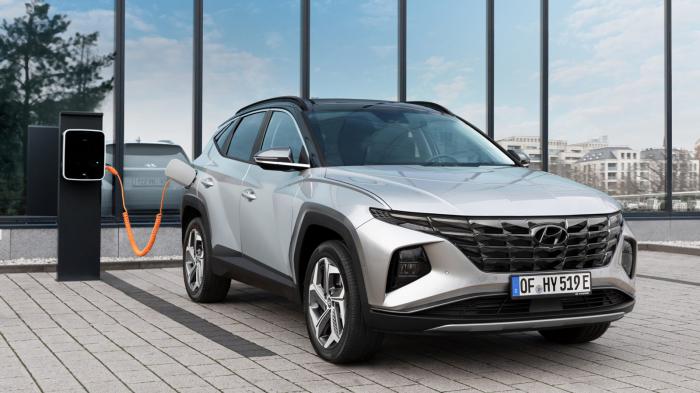 Το Plug-in υβριδικό Hyundai Tucson είναι 4κίνητο, έχει 265 άλογα και ηλεκτρική αυτονομία γύρω στα 50 χλμ.. Το Plug-in υβριδικό Hyundai Tucson είναι 4κίνητο, έχει 265 άλογα και ηλεκτρική αυτονομία γύρω στα 50 χλμ..