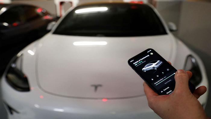 Ιδιοκτήτες Tesla δεν μπορούσαν να μπουν στα αυτοκίνητά τους 
