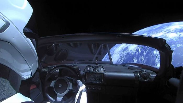 Η εκτόξευση του Falcon Heavy έγινε από το ακρωτήρι Canaveral με τον πύραυλο να μεταφέρει το Roadster της Tesla με μια κούκλα ονόματι Starman.