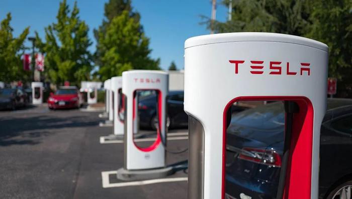 Tesla: Τέλος η δωρεάν ηλεκτρική ενέργεια στους σταθμούς φόρτισης. 