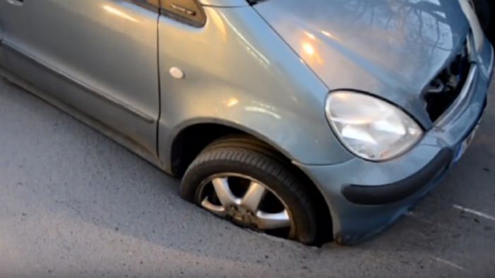 Ο εμπρός δεξιά τροχός βυθίστηκε σε μια τρύπα στην μέση του οδοστρώματος.