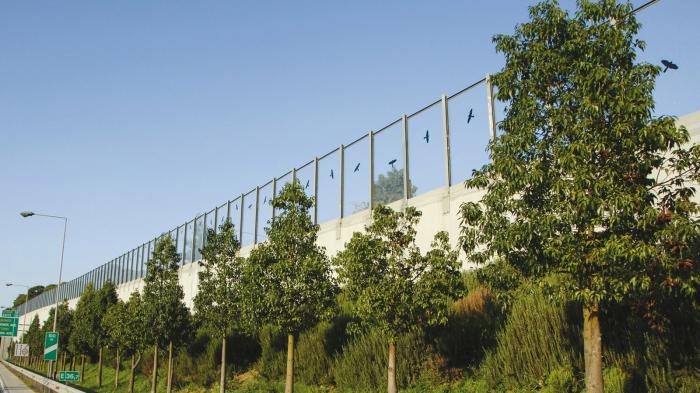  Αττική Οδός: Γιατί σε κάποια σημεία υπάρχουν τζάμια αντί για κάγκελα;