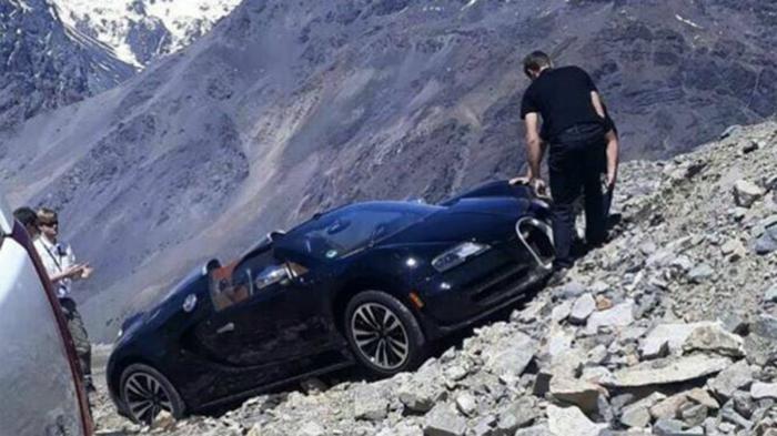 Ο οδηγός έχασε τον έλεγχο σε μια στροφή και τελικά κατέληξε στα βράχια των Ανδεων.