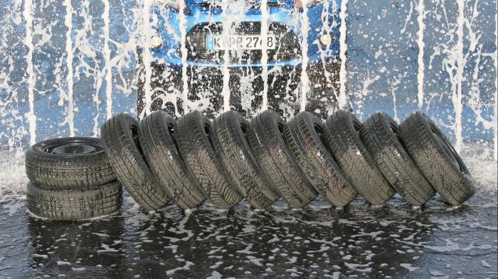 Υδρολίσθηση είναι το φαινόμενο κατά το οποίο συσσωρεύεται μεγάλη ποσότητα νερού στο οδόστρωμα, με αποτέλεσμα τα ελαστικά του αυτοκινήτου να μην μπορούν να διώξουν το νερό μέσω των αυλακώσεων που διαθέ